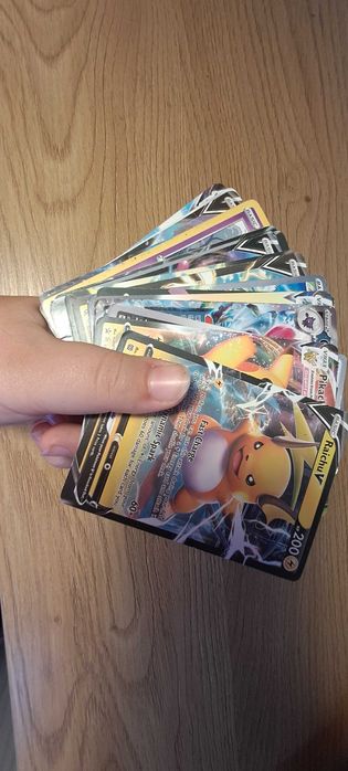 190 carti pokemon.