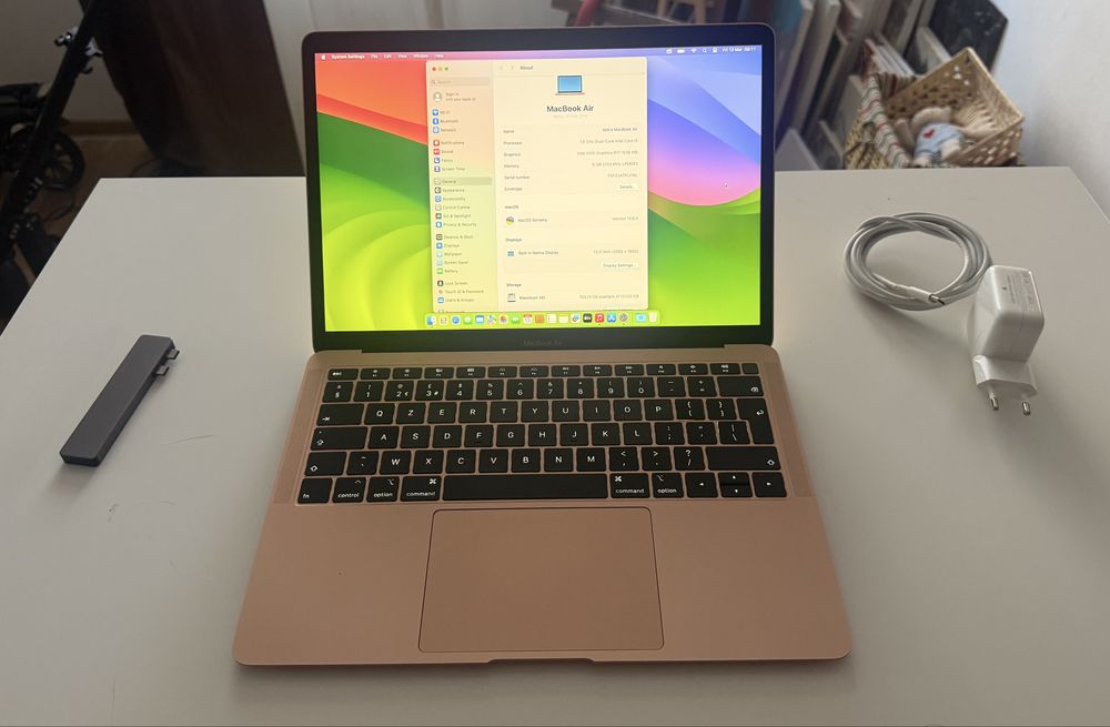 Apple MacBook AIR 2019, i5, true tone
