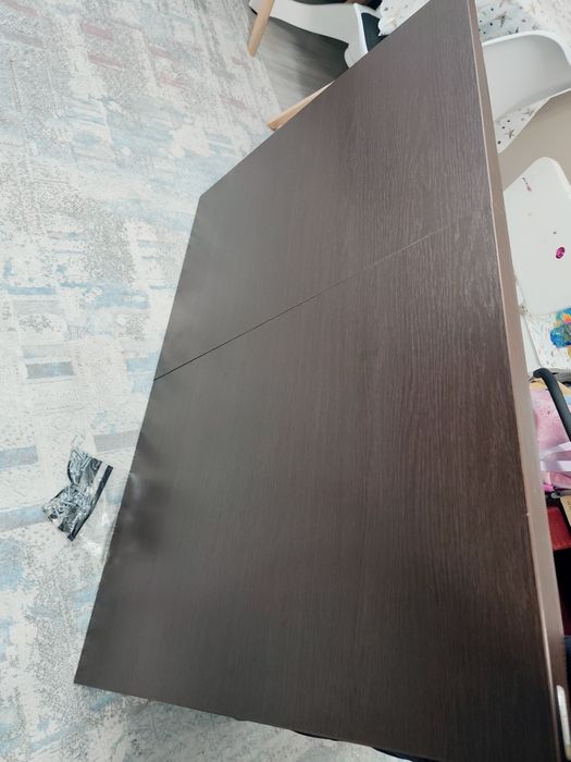 Vând masa IMPECABILĂ cu 4 scaune