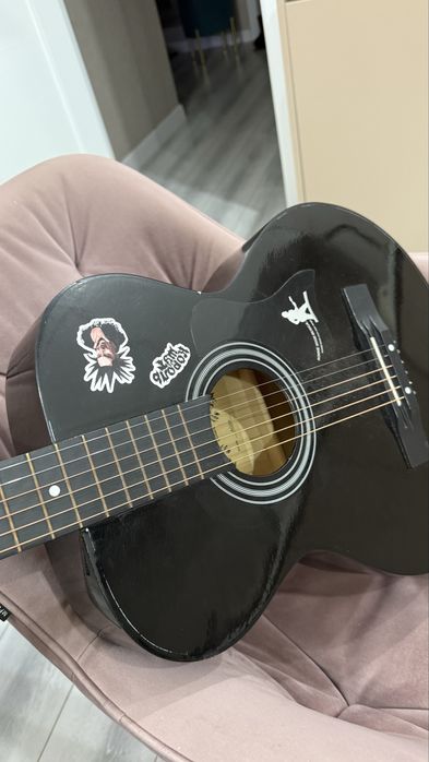 Продам акустическую гитару