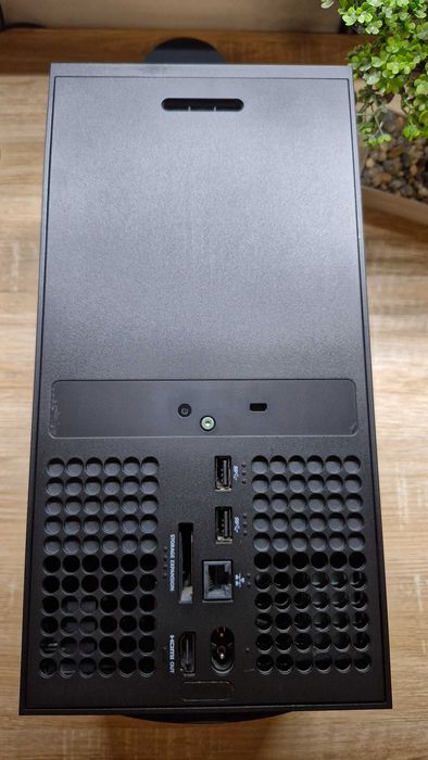 Xbox Series X impecabil – Manetă + Accesorii originale
