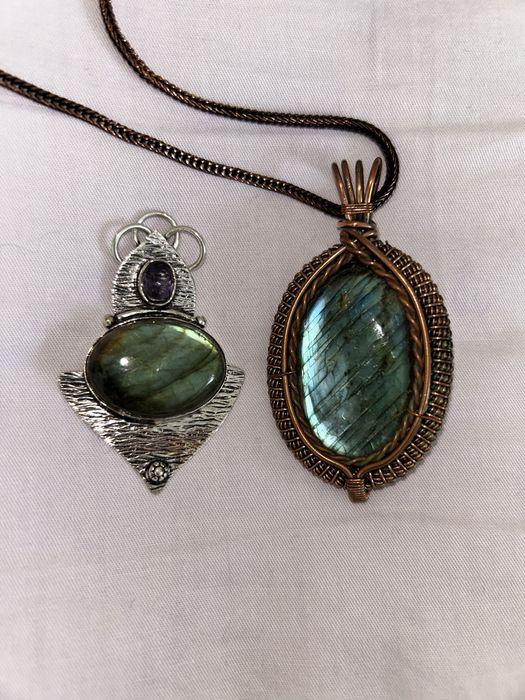 Лабрадоритовые кулоны в серебре