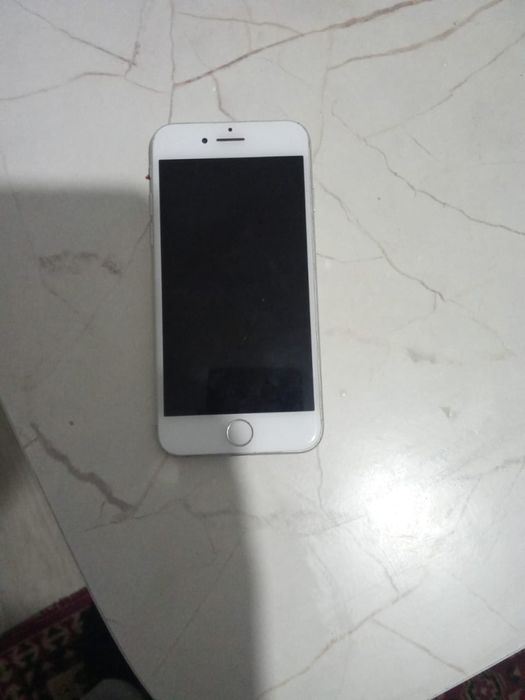 Продаю айфон 7.