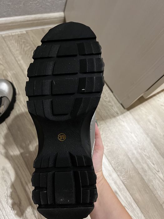 Продаю зимние ботинки