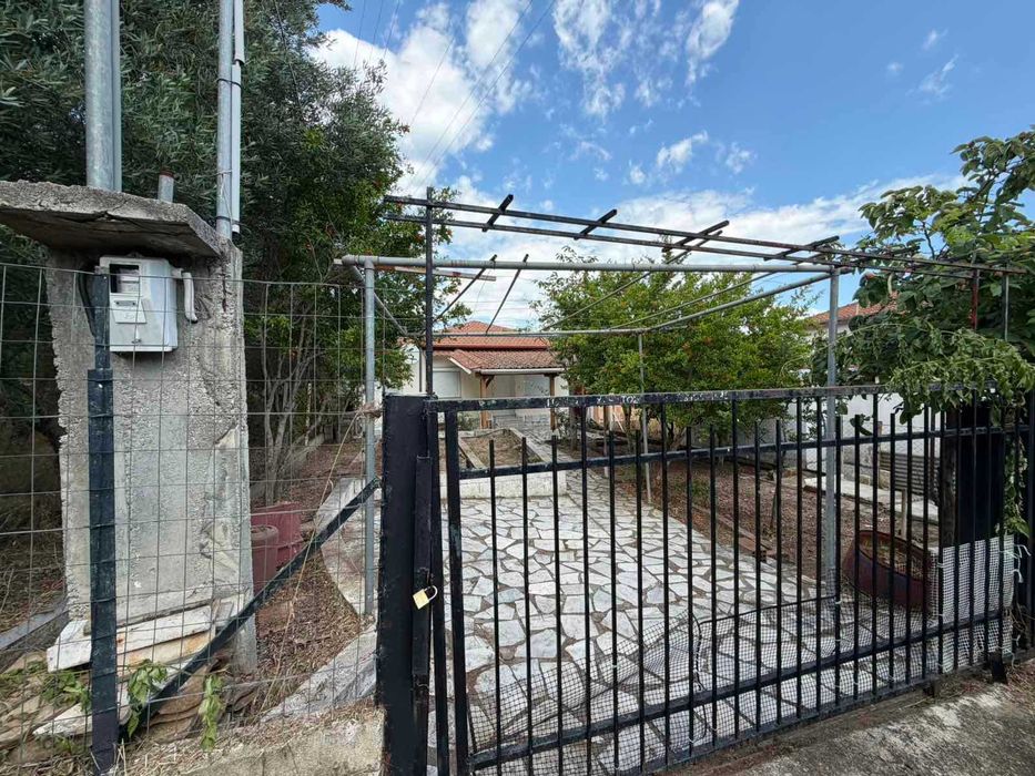 Продава китна къща с площ 79 м2 с двор 249 м2 в Аспровалта, Гърция