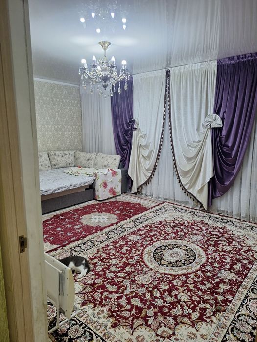 Продается двух конмнатная кв срочно .