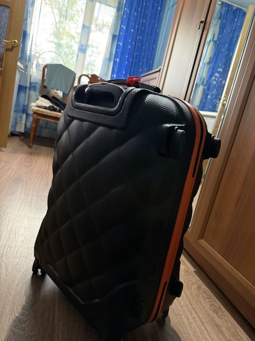 Продаю чемодан среднего размера