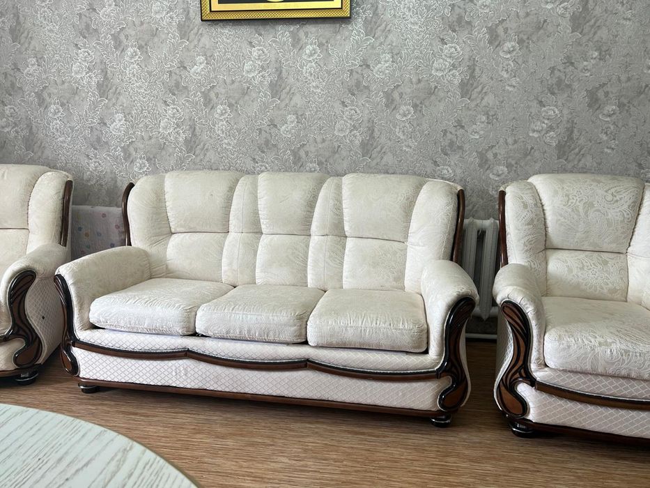 Продам диван с креслами