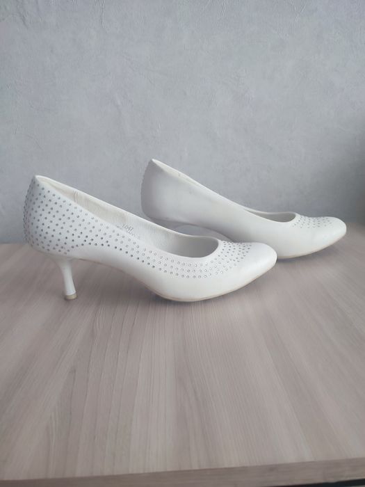 Отдам бесплатно туфли свадебные