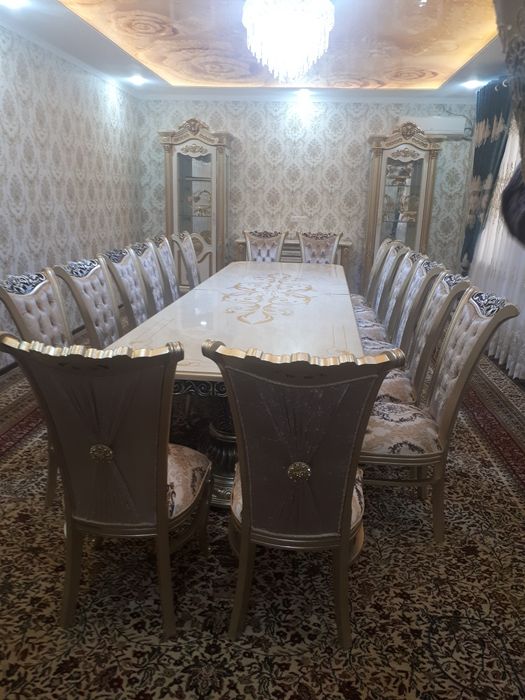 Стол стулья для гостиной