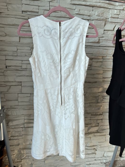 Бяла къса рокля