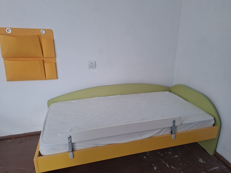 Продавам 2 детски легла с матрачета