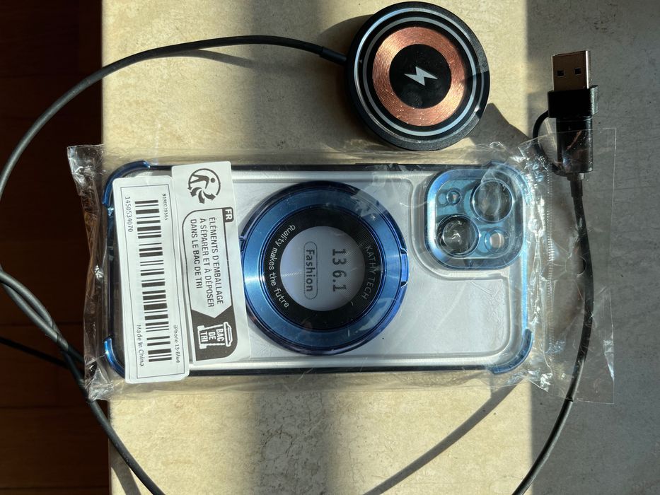 Кейс за iPhone 13 и безжично зарядно към него