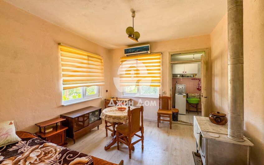 Двуетажна къща с двор в гр. Средец