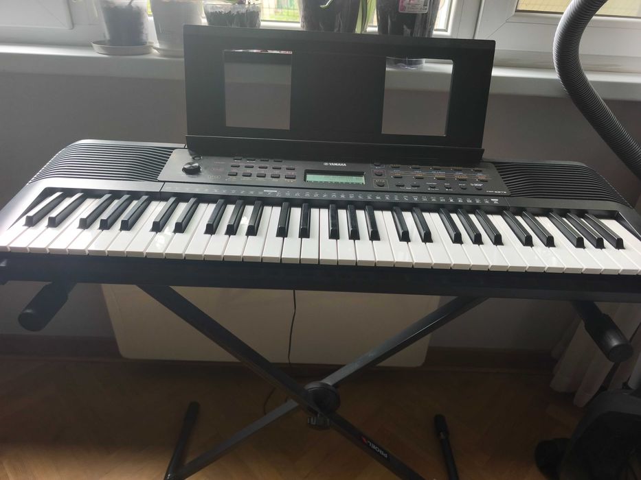 Синтезатор Yamaha PSR-E273 (61 клавиша)