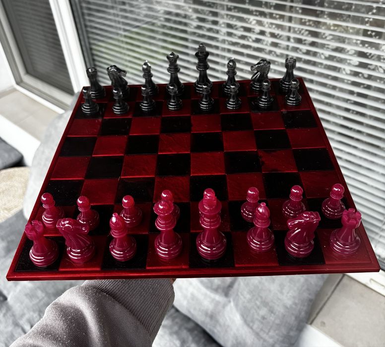 Шах от епоксидна смола (черно+червено) - 30х30 см