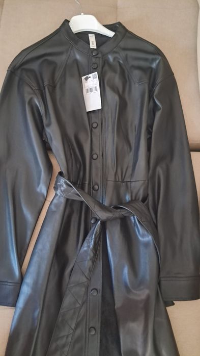 Рокля от изкуствена кожа Mango