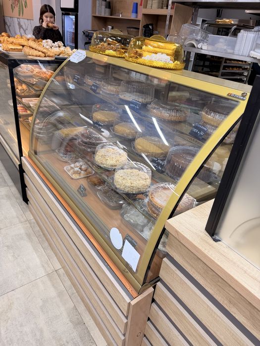 Продаю витринный холодильник