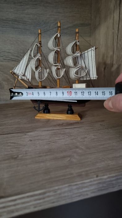 Barca din lemn cu panze