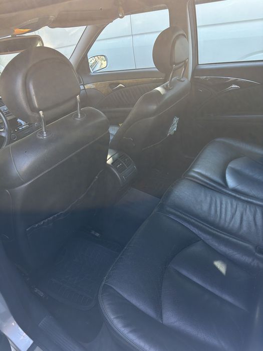 Продавам e class 2003г. Автомобила е обслужен, има следи от опотреба.