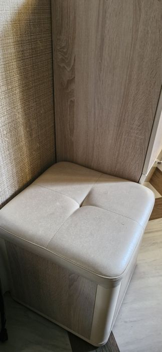 Прихожая молочного цвета