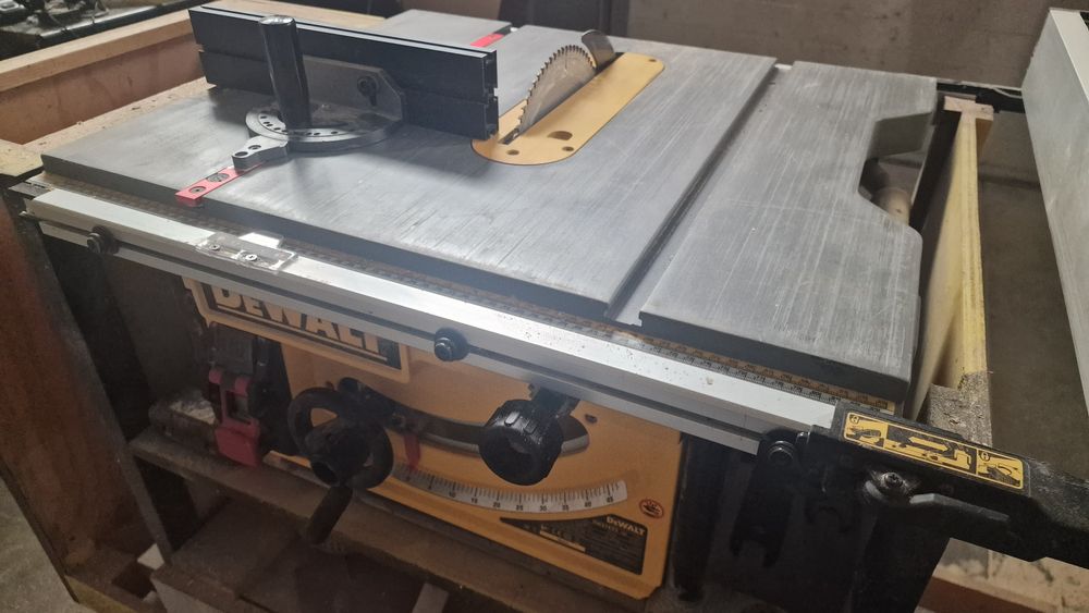 Circular cu masa Dewalt