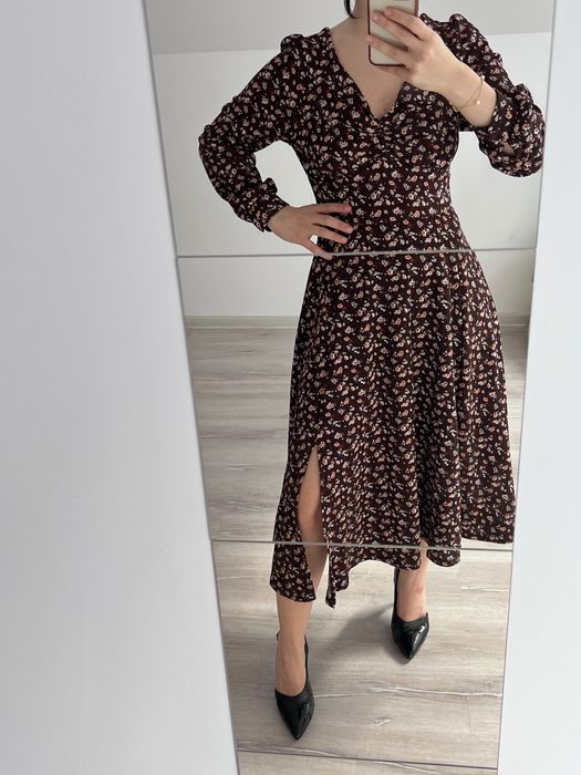 Rochia lunga cu flori de la Reserved