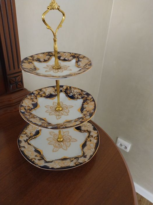 Продам тортница, минажница и этажерки