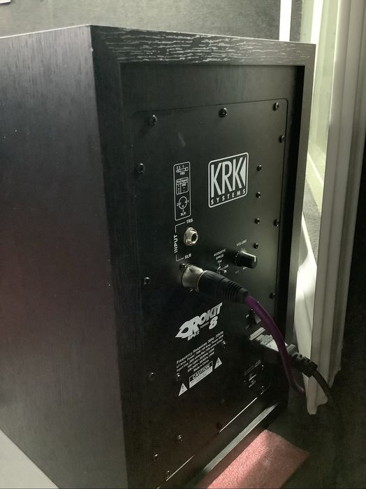 Krk 8 studiniy Monitor sotiladi