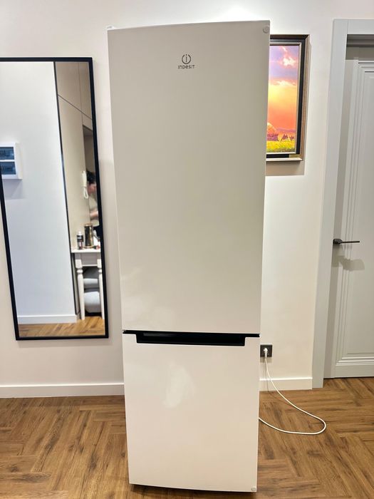 Продам Холодильник Indesit no frost