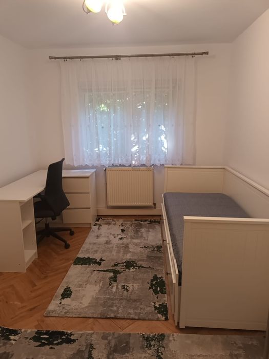 Închiriez apartament 3 camere
