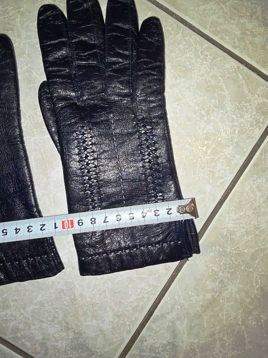 Продавам дамски черни кожени ръкавици от естествена кожа