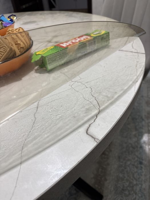 Продам кухонный стол со стульями