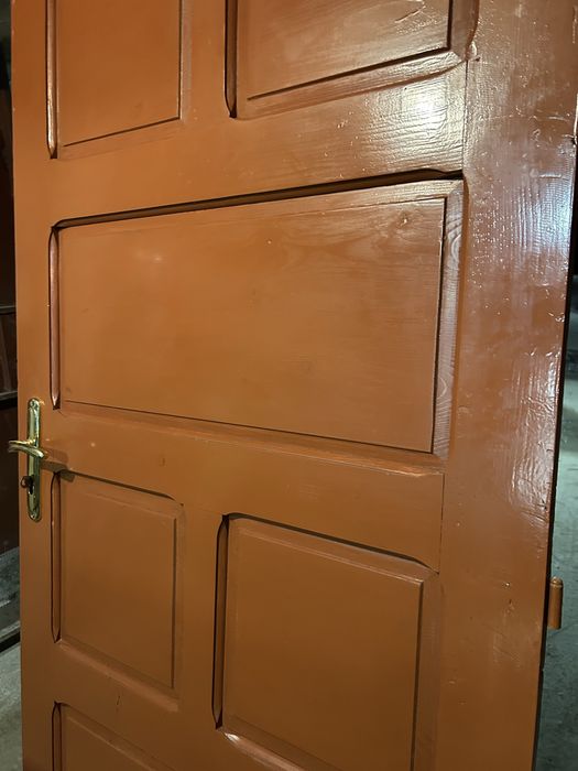 Входна дървена врата