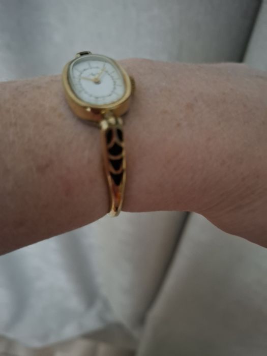 Продам женские наручные часы Луч