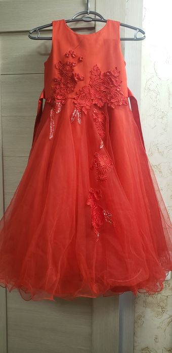 Красивое нарядное пышное красное платье