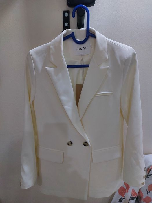 Продам костюмы новые