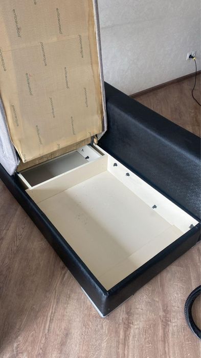 Диван раскладной большой.