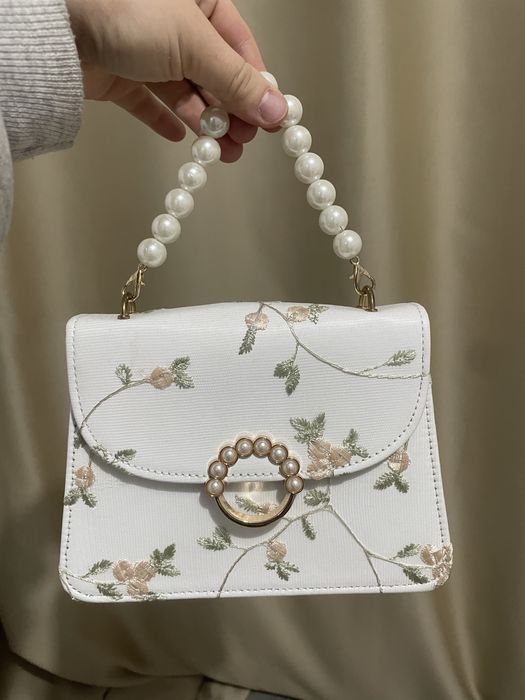 Vând gentuță cu perle foarte elegantă