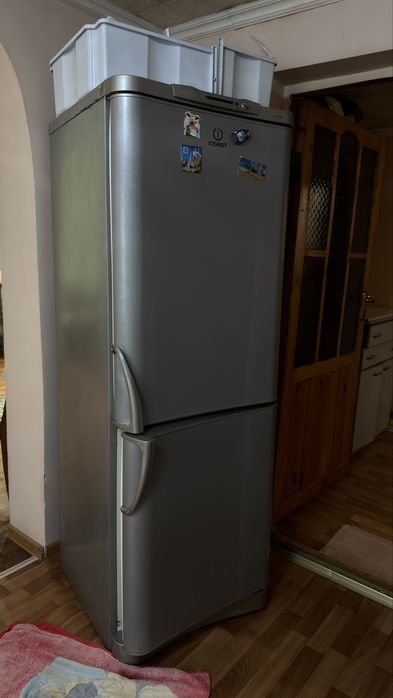 Холодильник Indesit двухкамерный (серебристый)