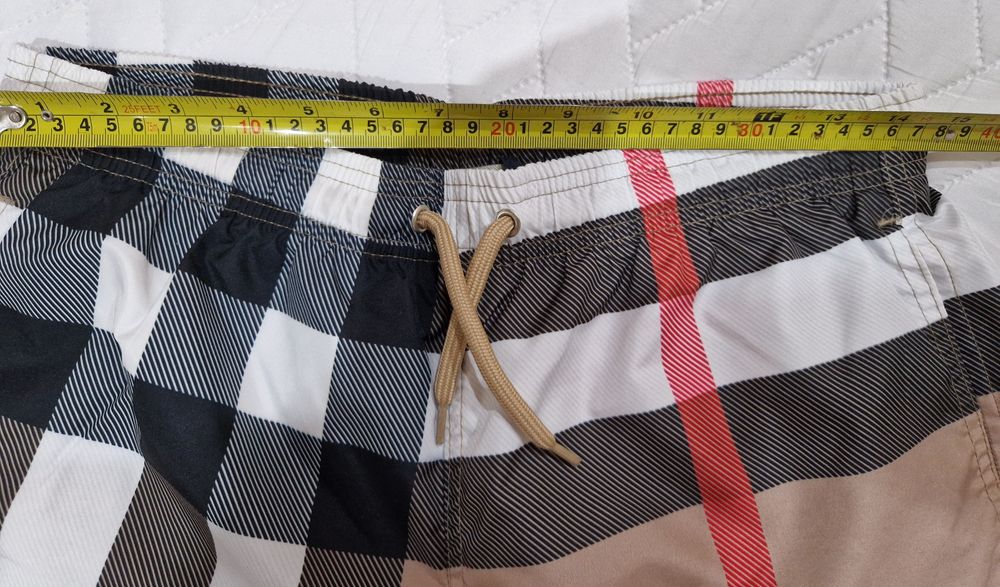 O pereche de Pantaloni scurți de plajă Burberry noi * se potrivesc pentru un L