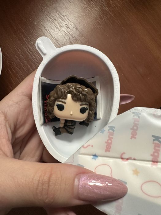 Киндер ОСД фигурки,нэнси и стив с изнанки (каждый по 800 тг)