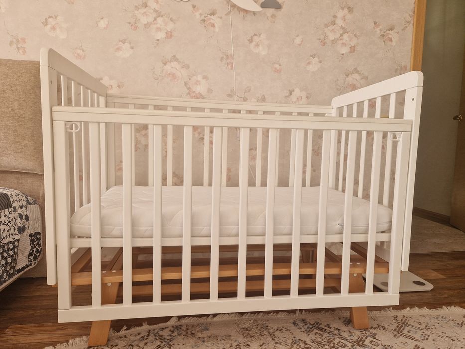Продам кроватку с маятником