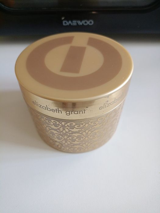 Vând crema de corp de lux, produs de calitate superioara.