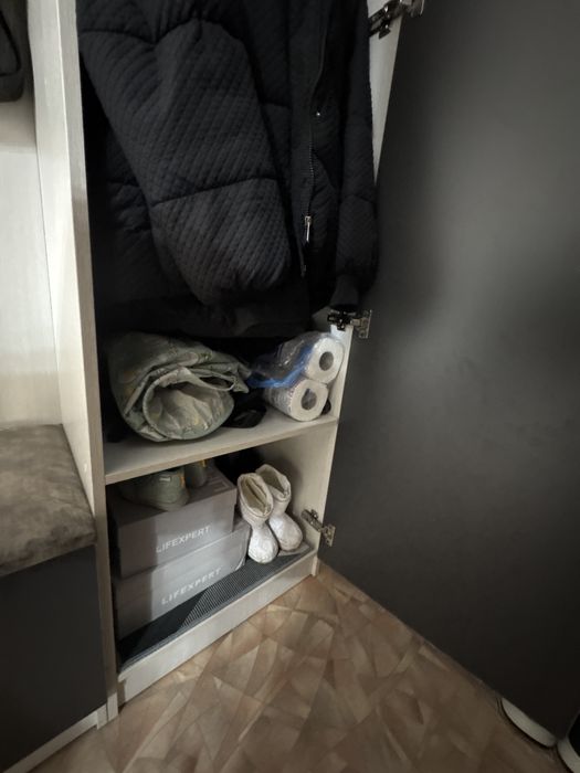 Шкаф для прихожей в отличном состоянии!