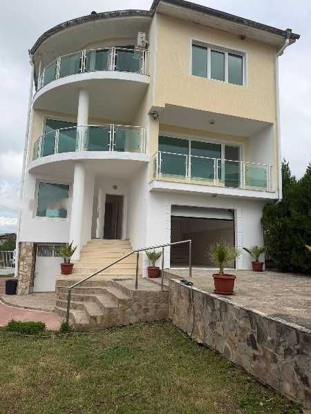 Tриетажна къща в с. Кошарица с двор 920 кв.м