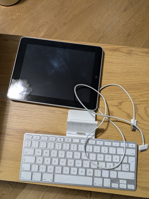 IPad 1 cu tastatură originală Apple