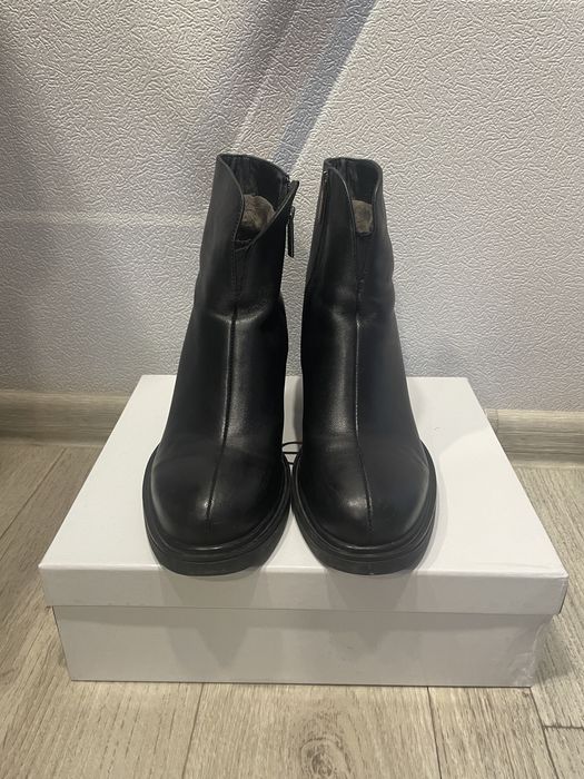 Продам Ботинки женские