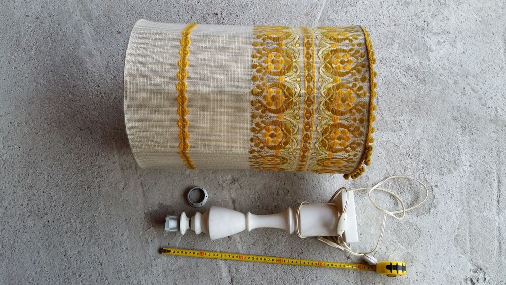 lampă marmoră albă.