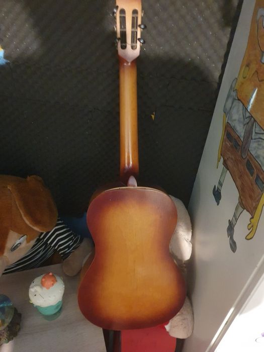 Vând chitara din lemn